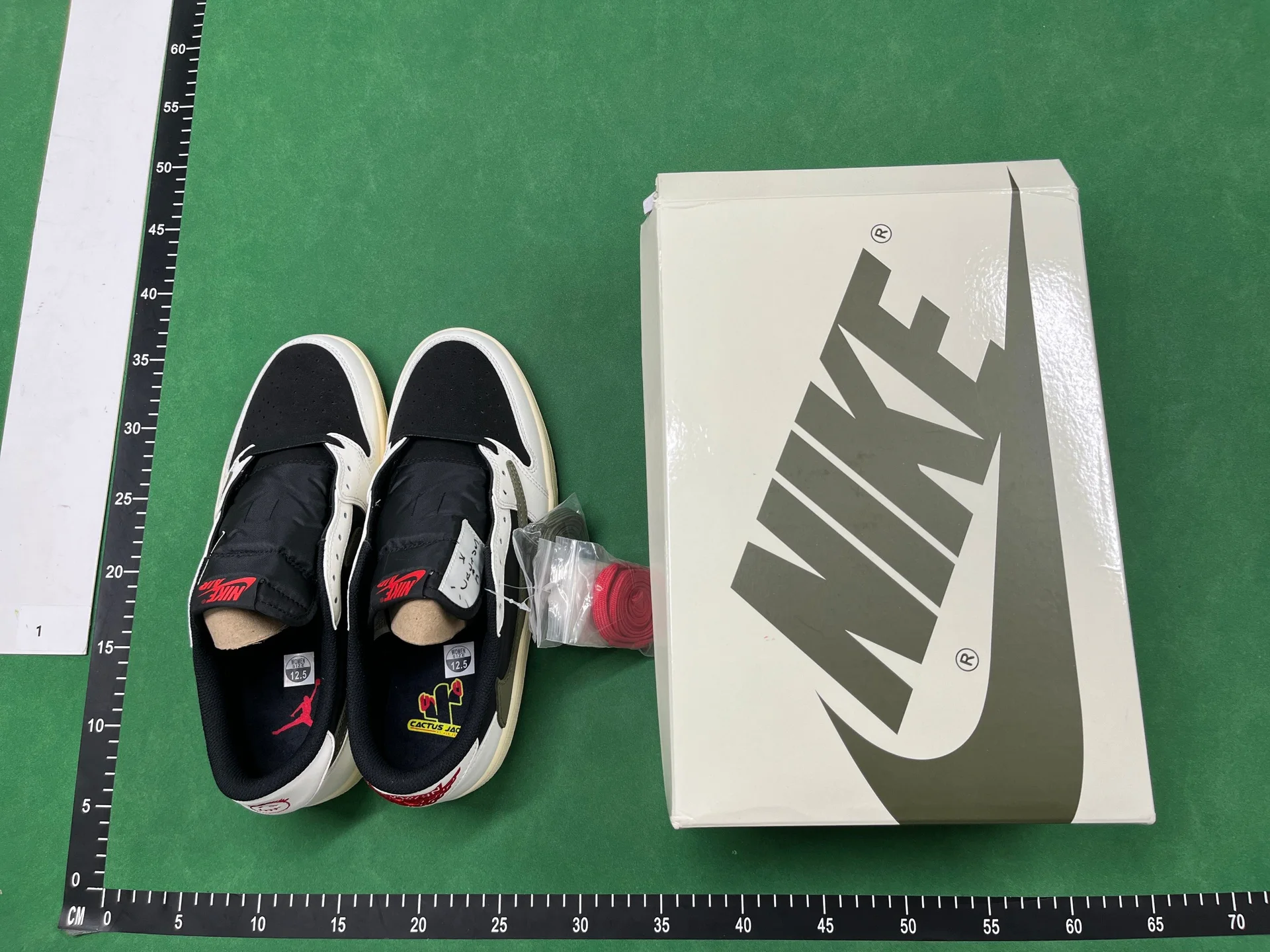 Travis Scott  Nike air Jordan 1 aj1 QC photo