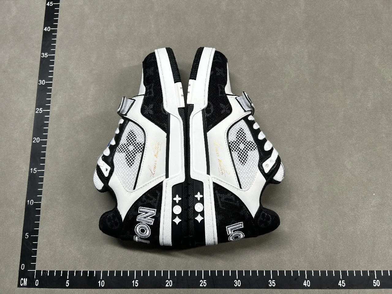 Louis Vuitton Trainer Sneaker QC photo