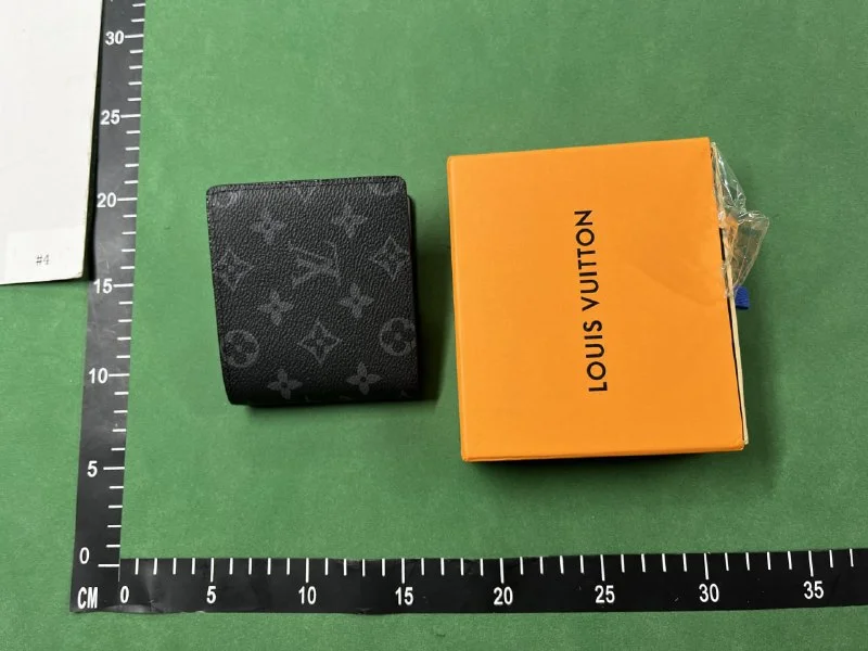 Louis Vuitton wallet (40 CP) QC photo