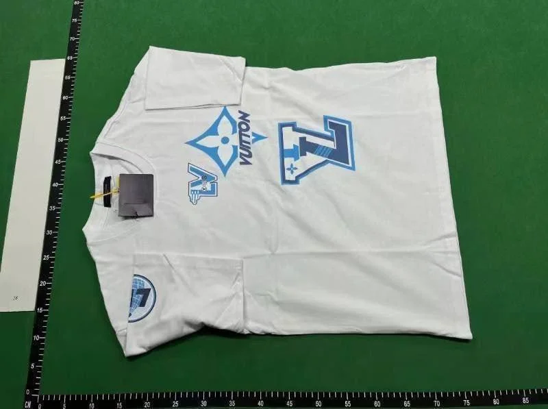 Louis Vuitton T-shirt (40 CP) QC photo