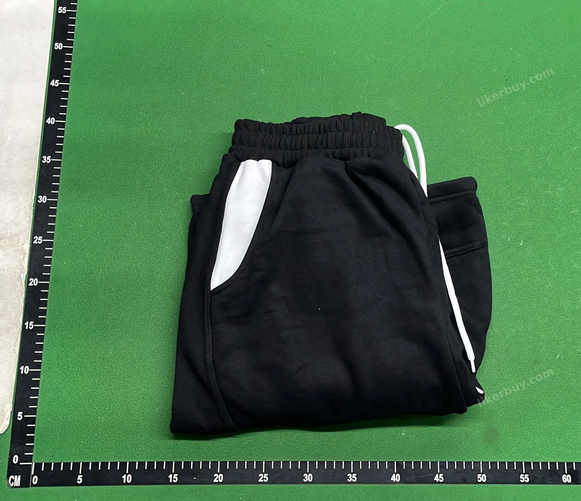 Moose Knuckles Logo Embroidered Shorts QC photo